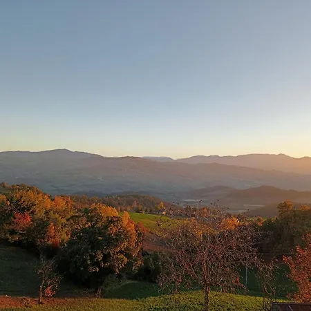 Casale Monte Valestra Bed & Breakfast 4*