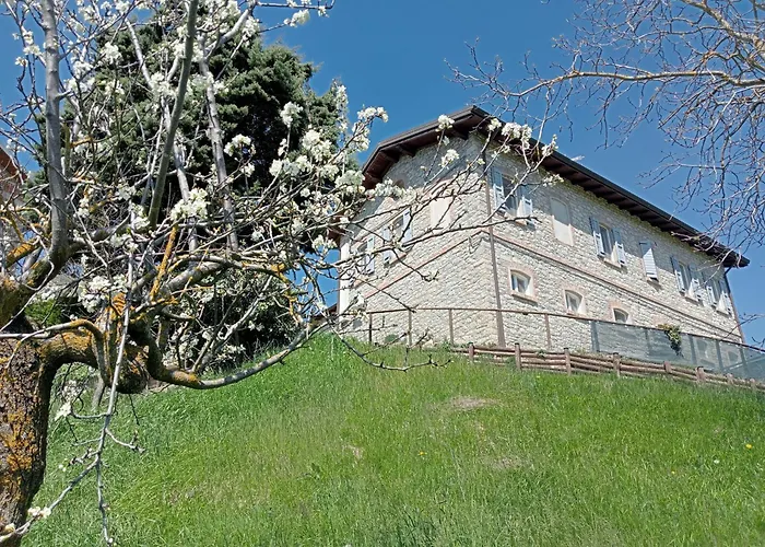 Casale Monte Valestra Bed & Breakfast Bebbio